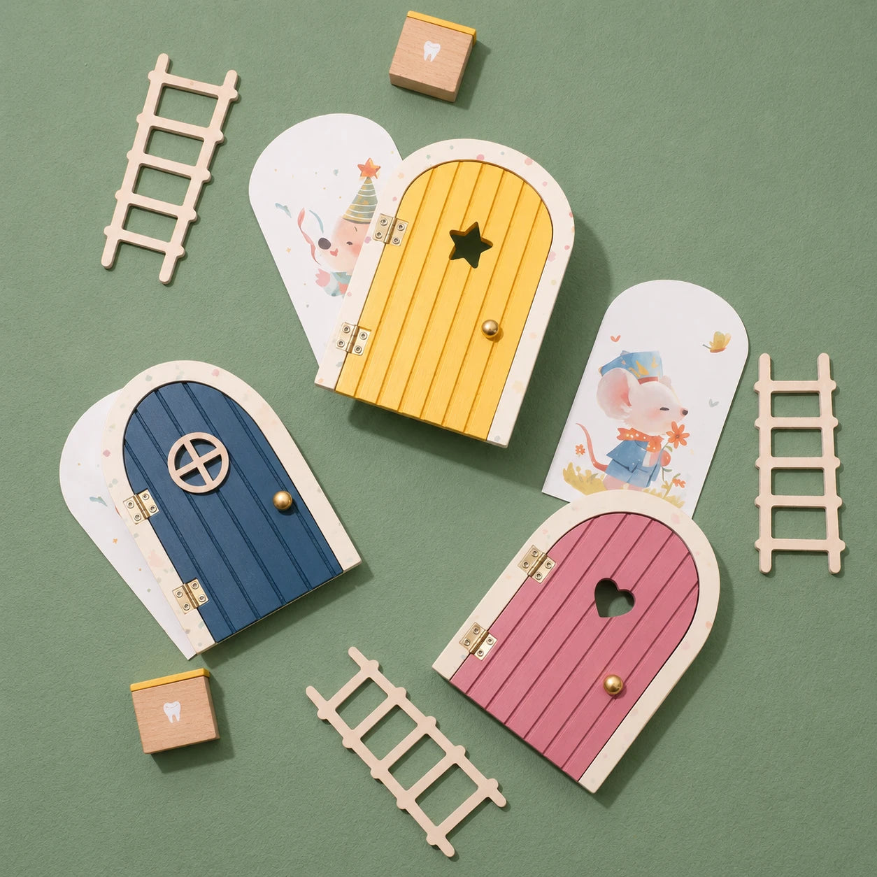 Las tres puertas mágicas del Ratoncito Pérez: rosa con corazón, amarilla con estrella y azul, junto a sus escaleras de madera.